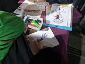 برپایی میزهای «کاریکاتور جنگ» در میدان شهید بروجردی شهرری